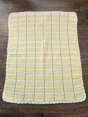 EUC Handmade 38"x30" Crocheted White and Yellow Baby Blanket with Scalloped Trim